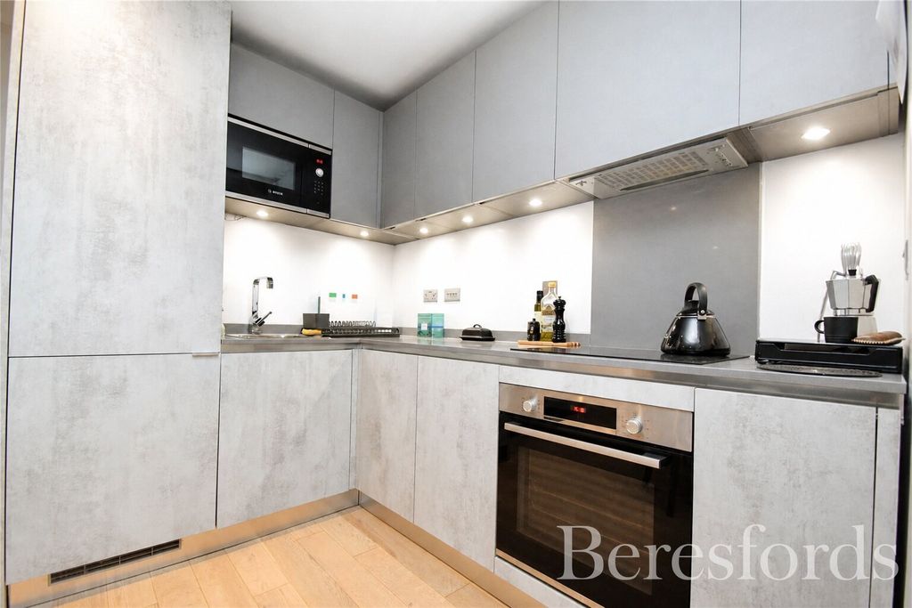 Property photo 3 of 7 Kitchen