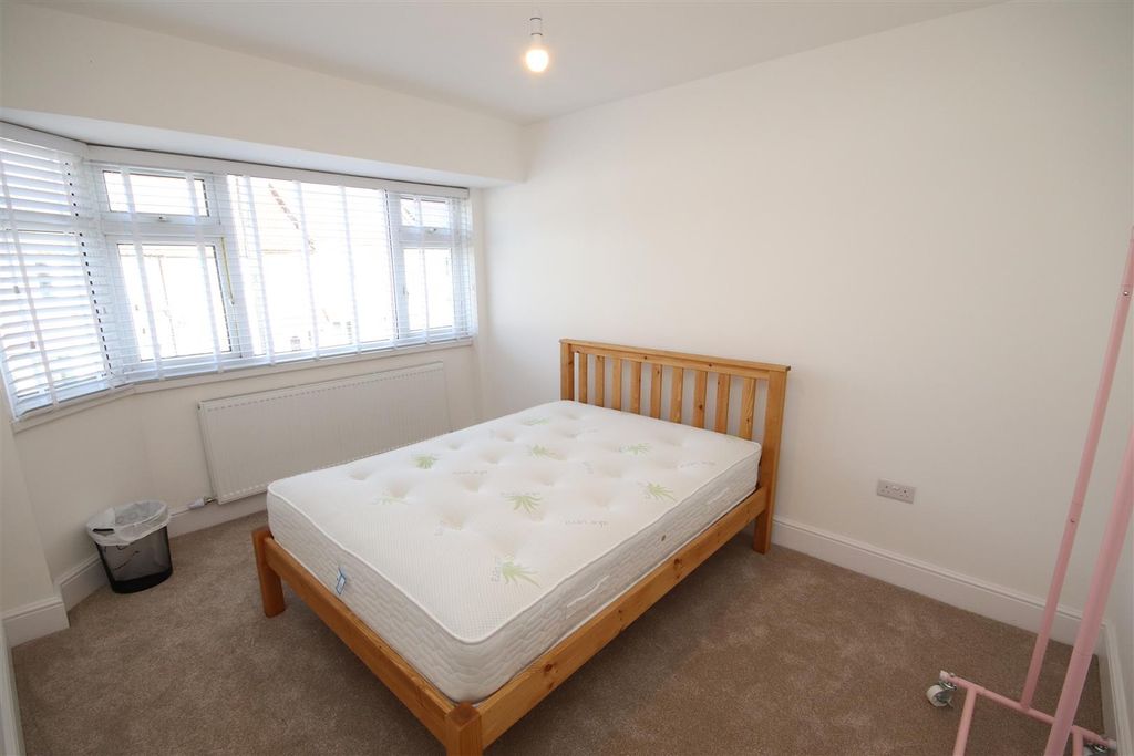 Property photo 2 of 8 Room 3 69 Mayfair.Jpg