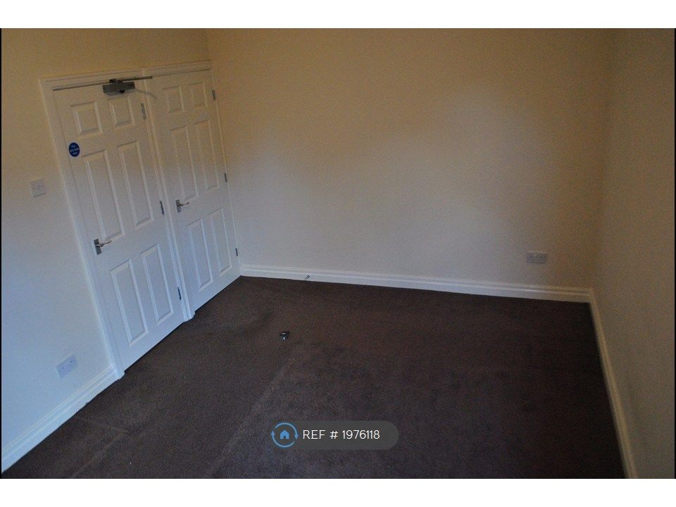 Property photo 2 of 4 Bedroom, Carpet Is Now Grey Same As The Lounge