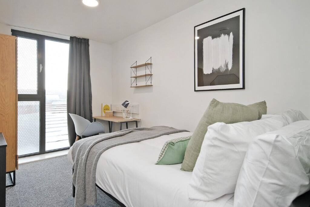 Property photo 2 of 14 A Bright, Tidy Single Bedroom Featuring A Comforta...