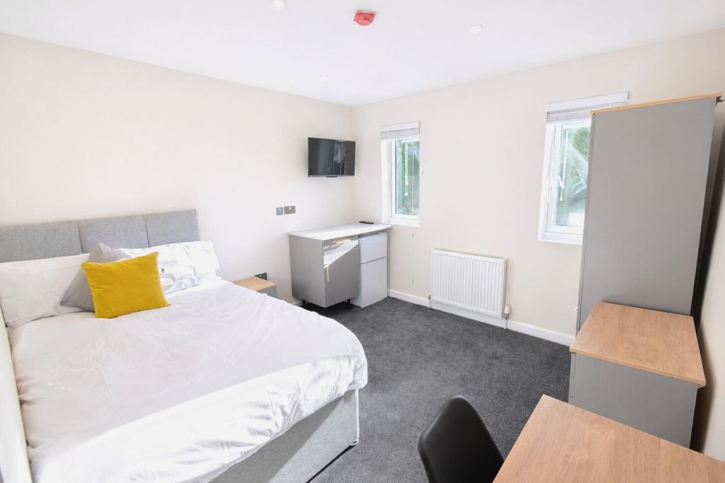 Property photo 1 of 7 Bedroom