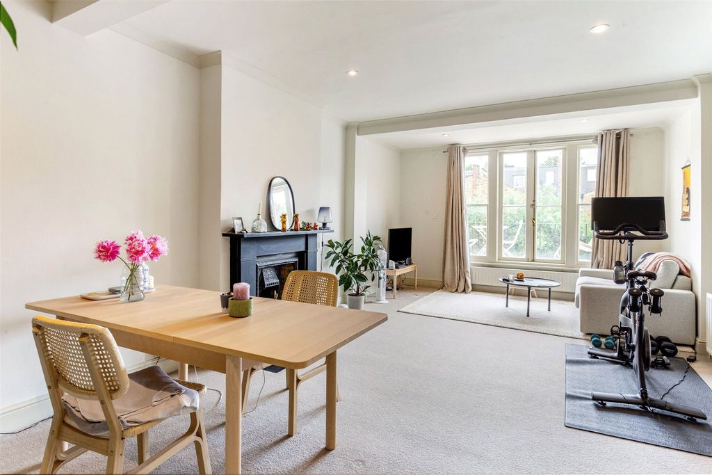 Property photo 2 of 11 Perrymead Street, Lo