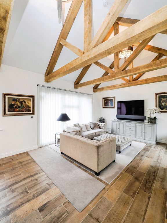 Property photo 3 of 17 Lounge