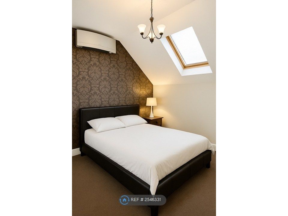 Property photo 1 of 11 Large Double Bedroom