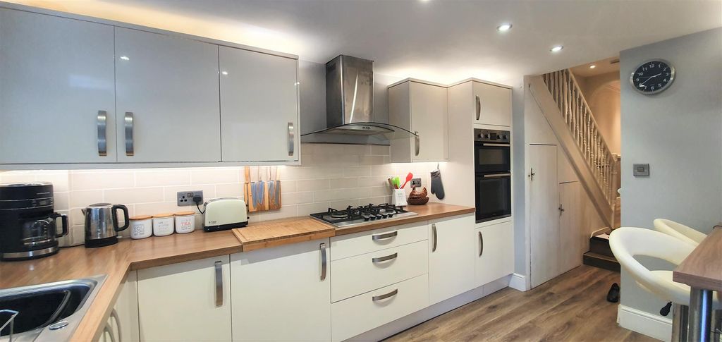 Property photo 2 of 9 Kitchen