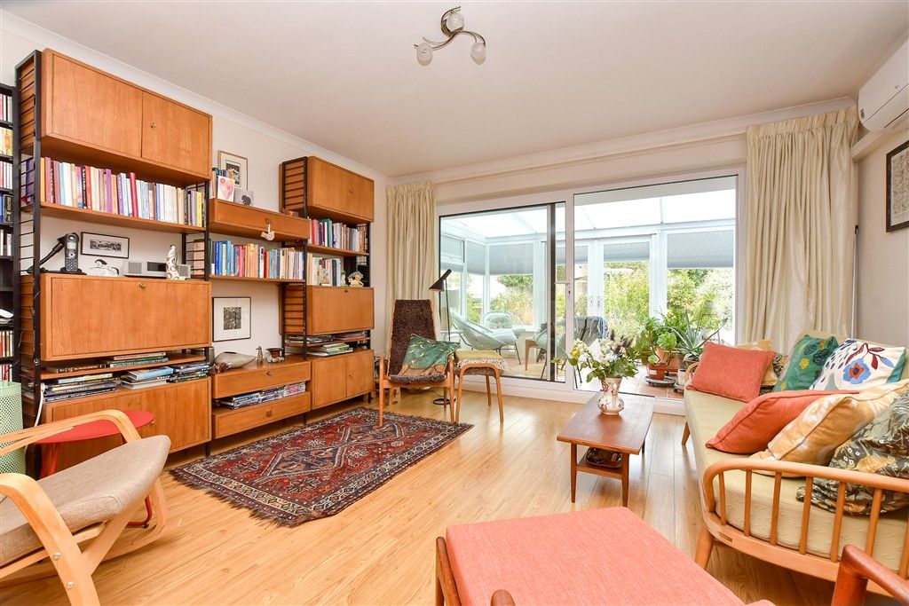Property photo 2 of 17 Lounge