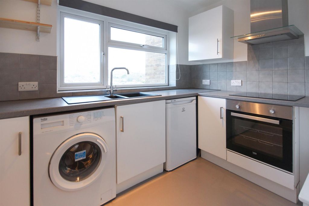 Property photo 3 of 7 Kitchen