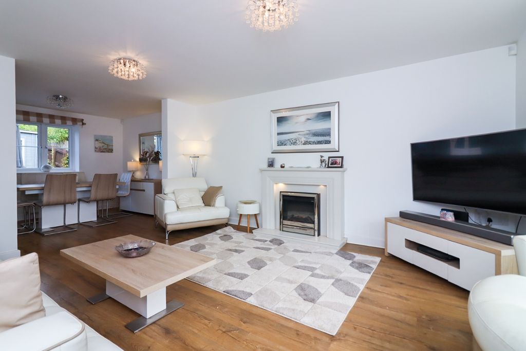 Property photo 2 of 39 Image00025