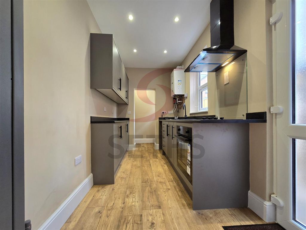 Property photo 3 of 11 Kitchen