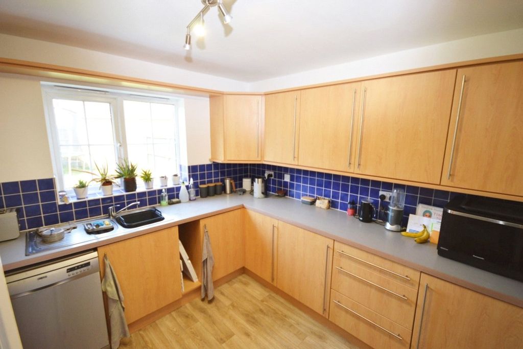 Property photo 3 of 11 Kitchen