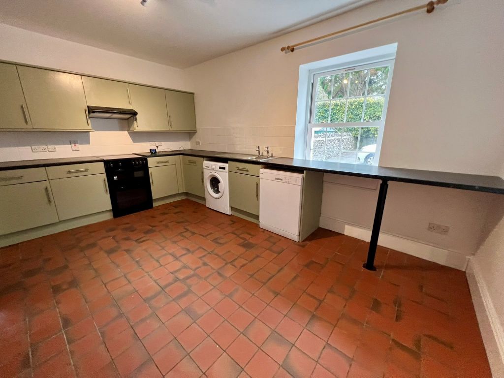 Property photo 3 of 12 Kitchen