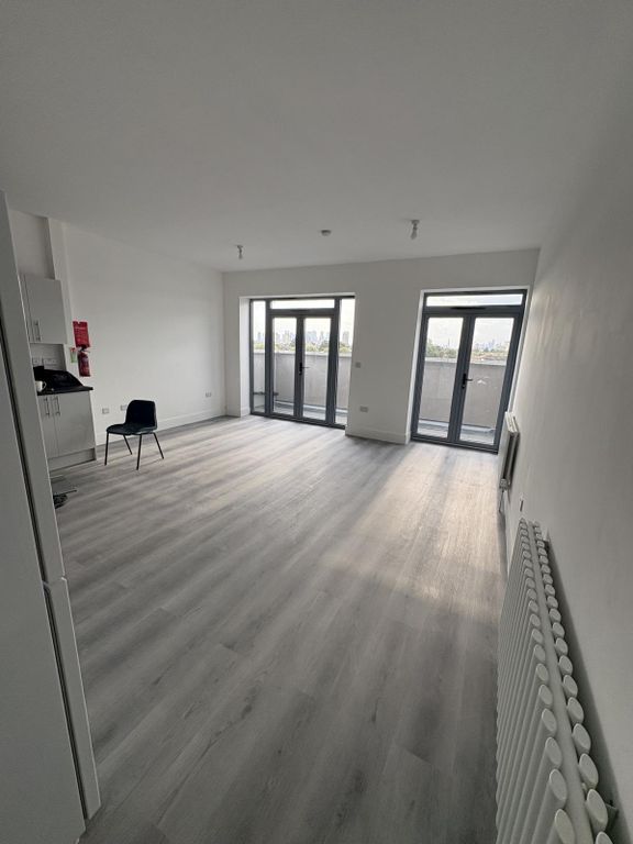 Property photo 1 of 7 Stunning 3 Bedroom 2 Bath In Upton Park - Balcony