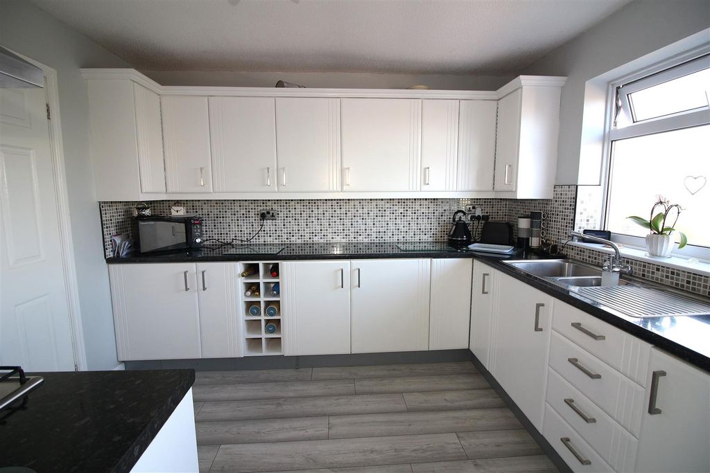 Property photo 3 of 31 Kitchen