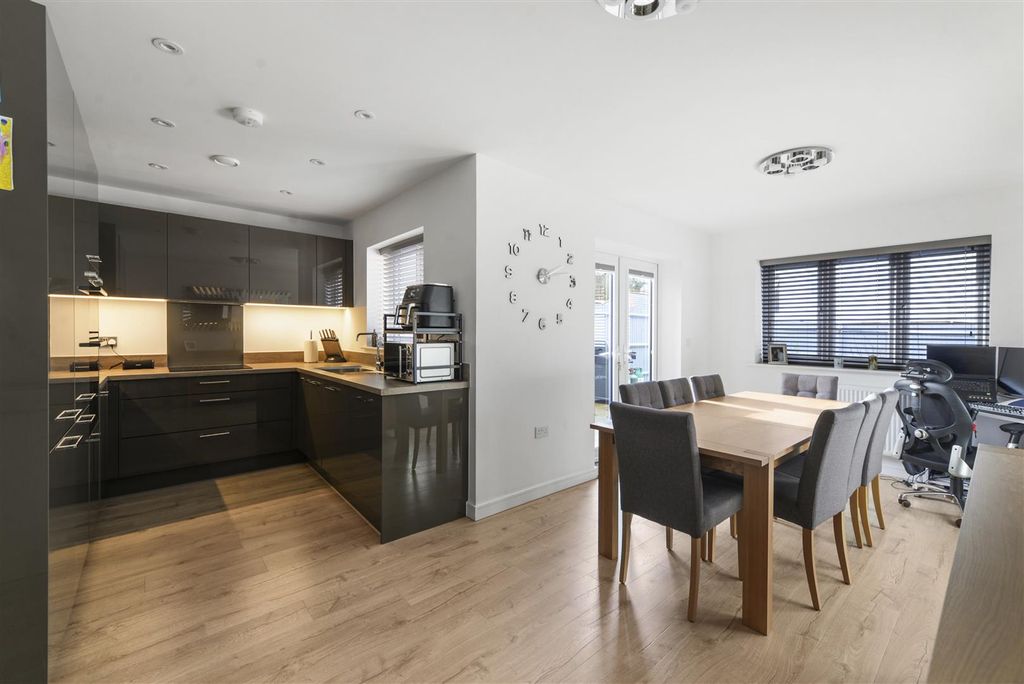 Property photo 2 of 14 04