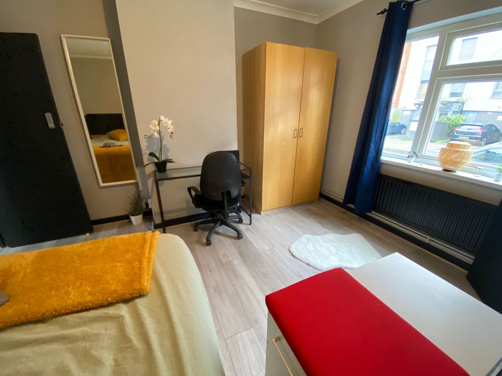 Property photo 2 of 15  Ensuite 2- 900 Available From 29/06/2025