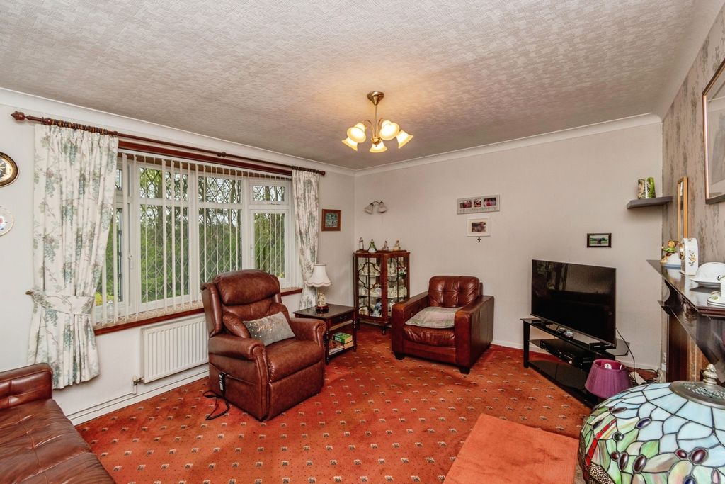 Property photo 2 of 18 Lounge