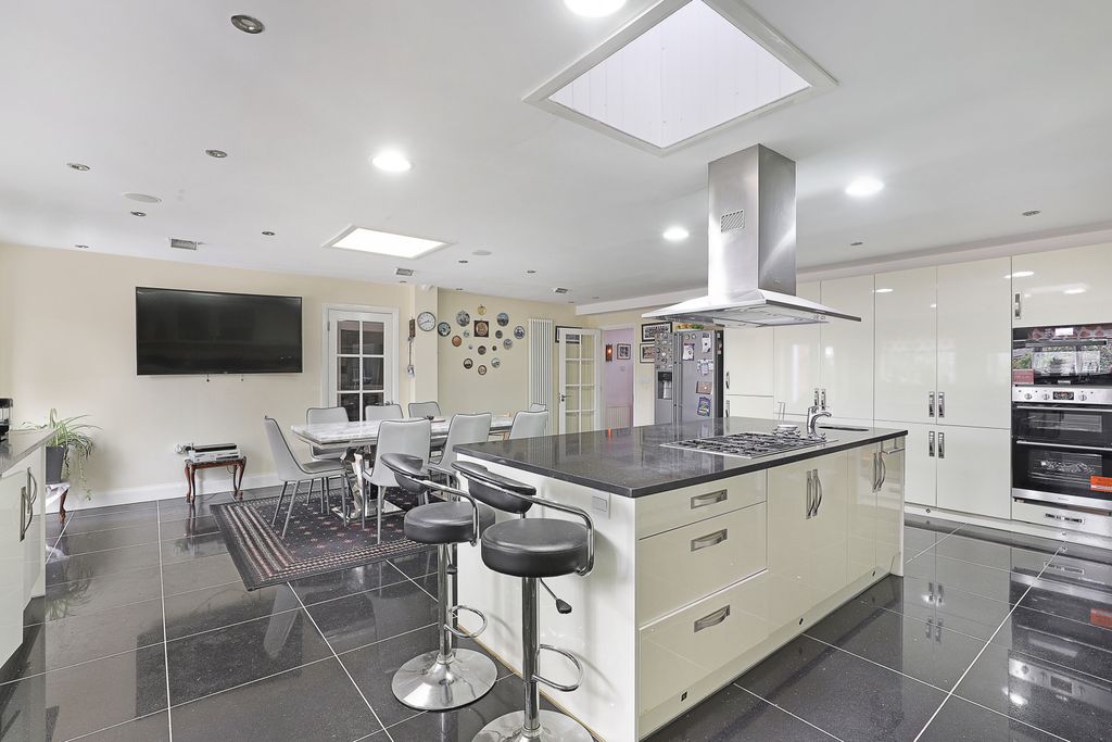 Property photo 2 of 21 Picture No. 16