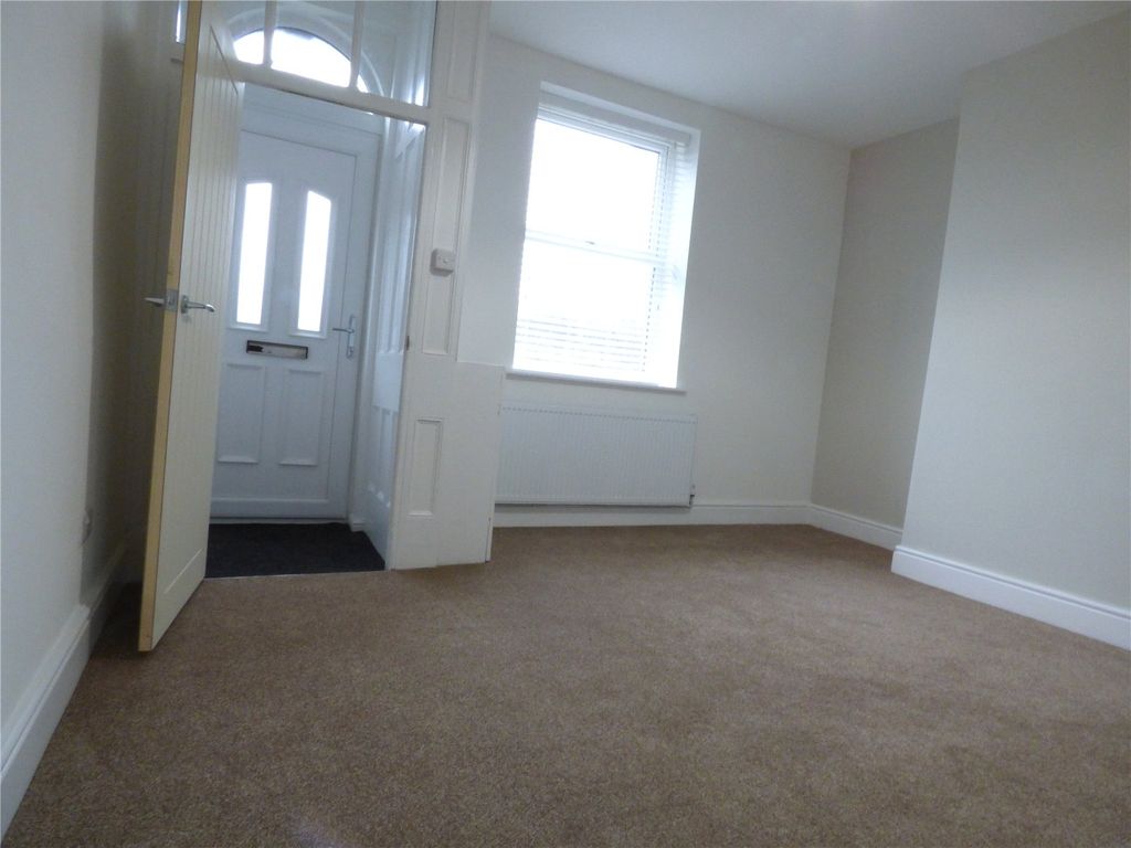 Property photo 3 of 17 Lounge