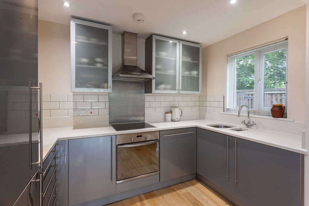 Property photo 3 of 10 Kitchen