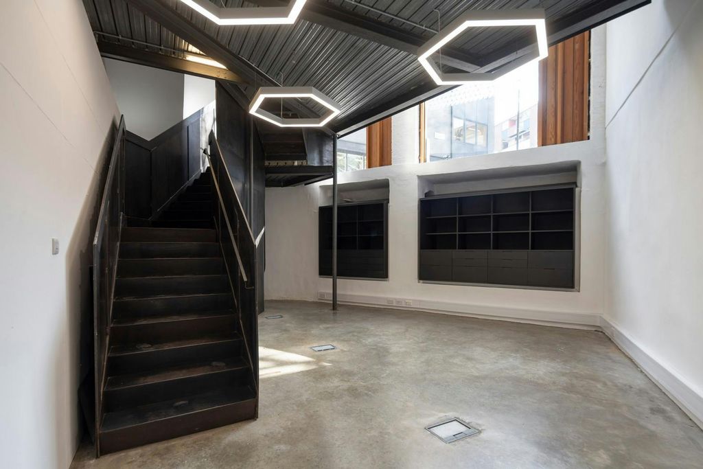 Property photo 3 of 17 Interior
