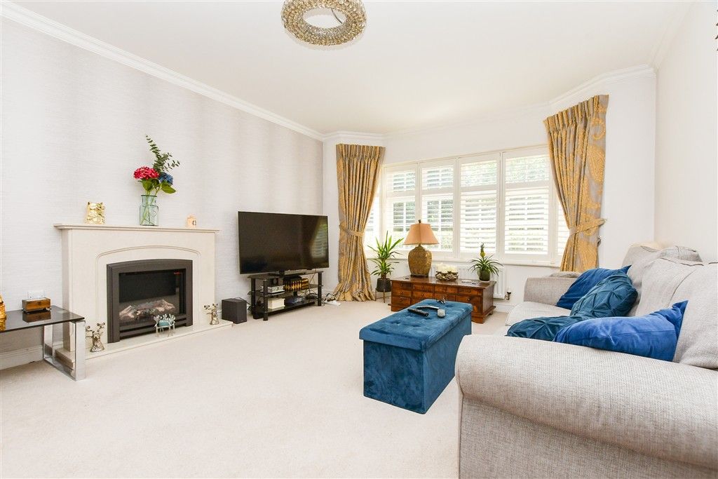 Property photo 2 of 13 Lounge