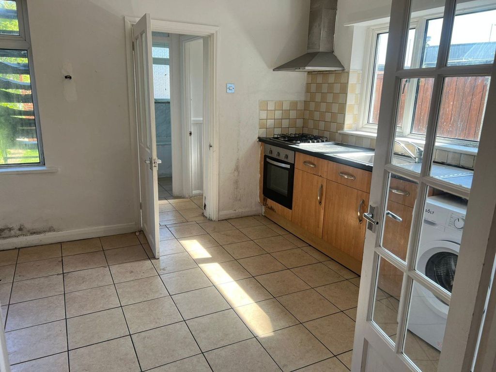 Property photo 1 of 9 Two Bedroom Ground Floor Flat With Garden- South Woodford