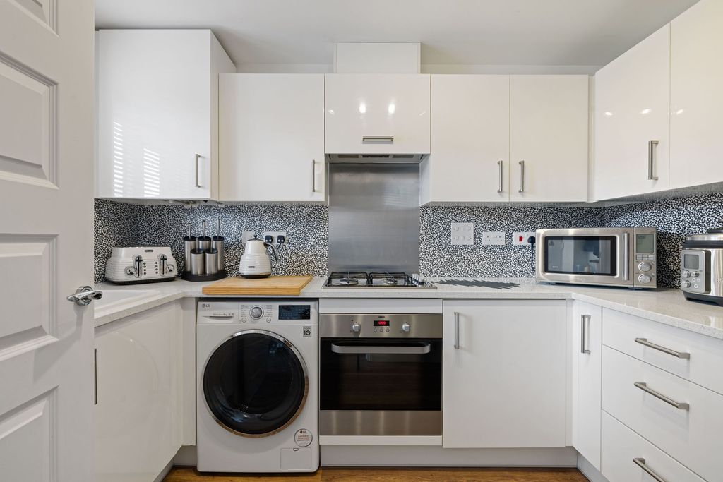 Property photo 3 of 23