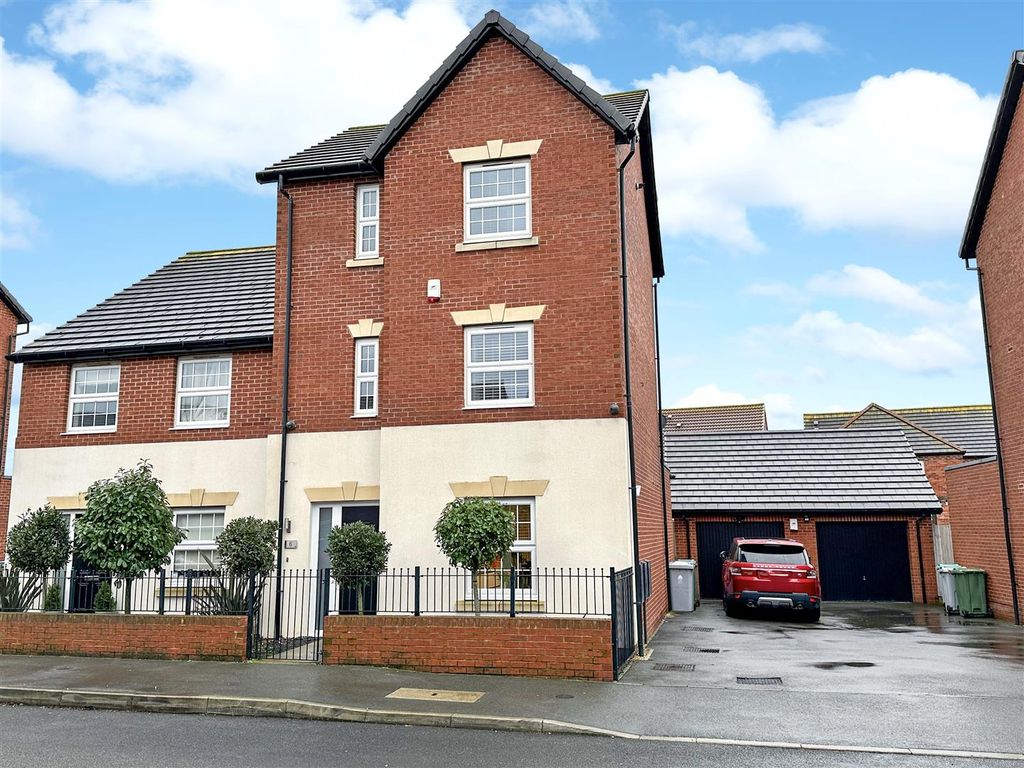 Property photo 1 of 20 Front Aspect 069