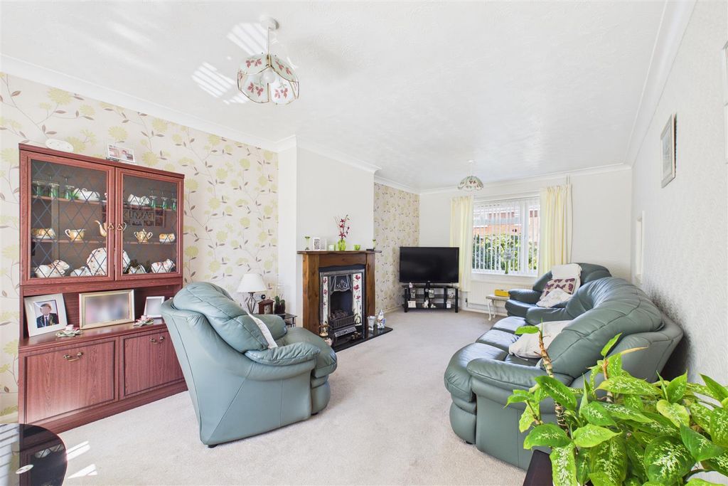 Property photo 2 of 14 Entrance Hall