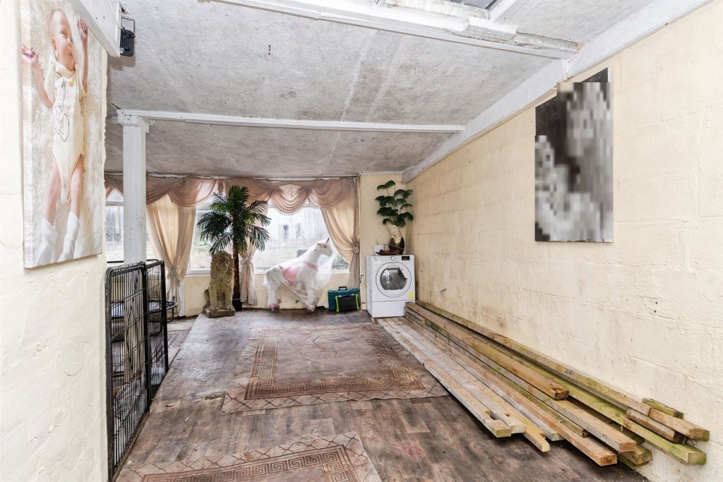 Property photo 3 of 25 Conservatory