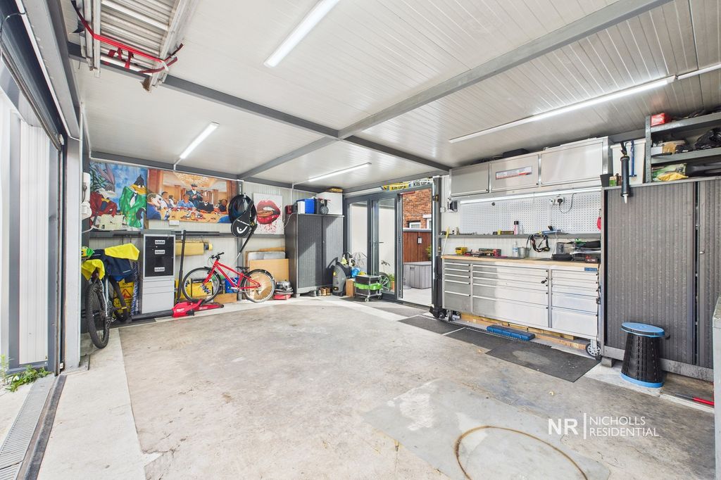 Property photo 3 of 17 Garage Extra Photo