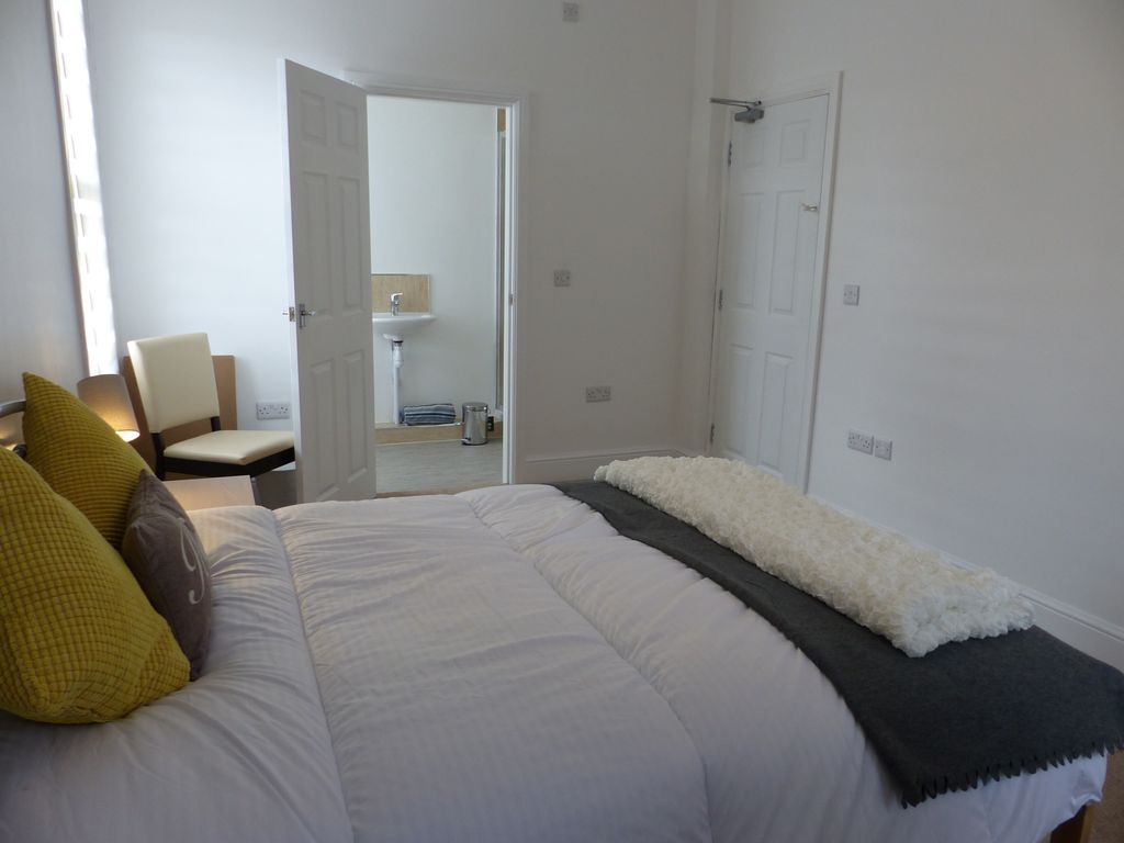 Property photo 3 of 14 Room 6 - Double Ensuite