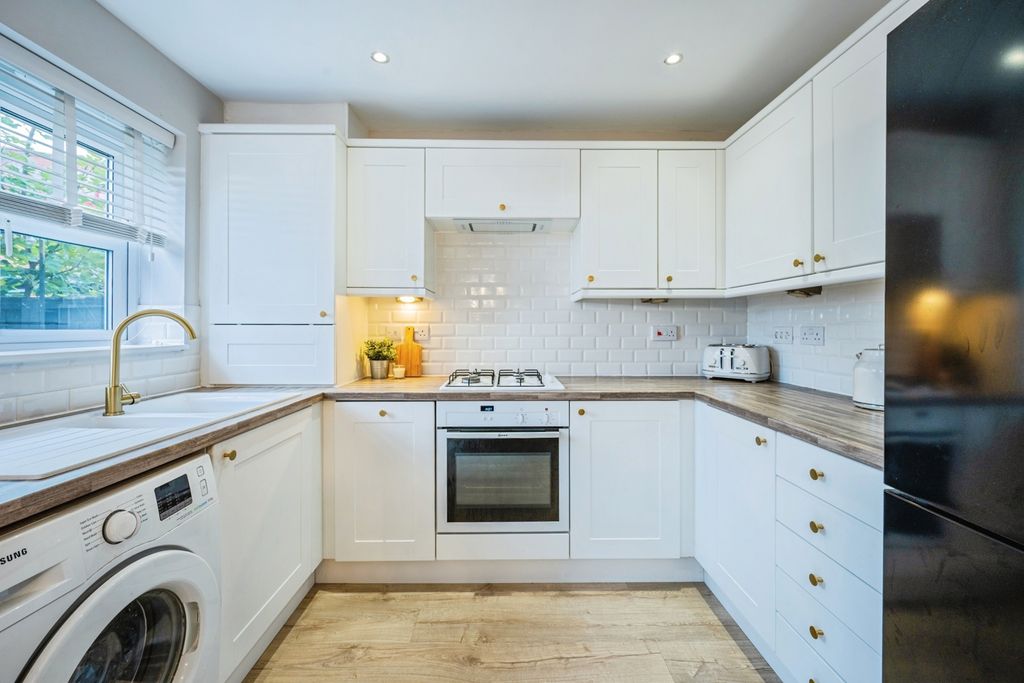 Property photo 3 of 8 Kitchen