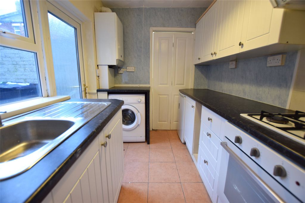Property photo 2 of 10 Kitchen