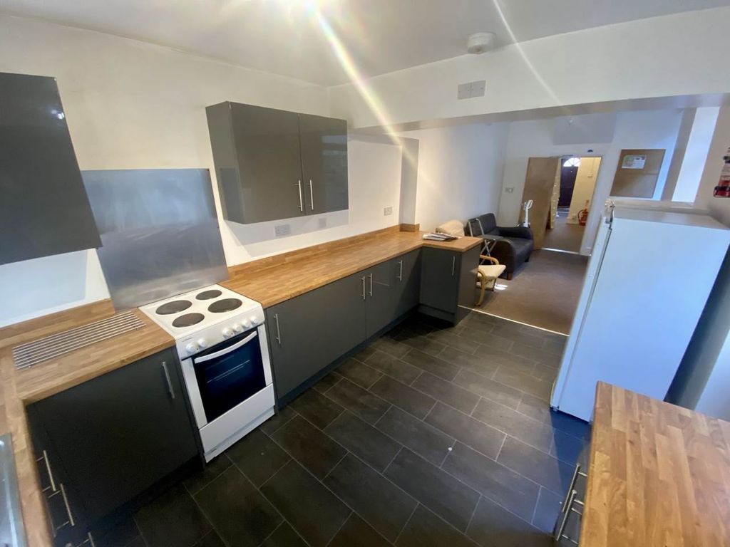 Property photo 2 of 14 d6763Ea0-B0d7-4435-9429-8Fe945E9B6E9