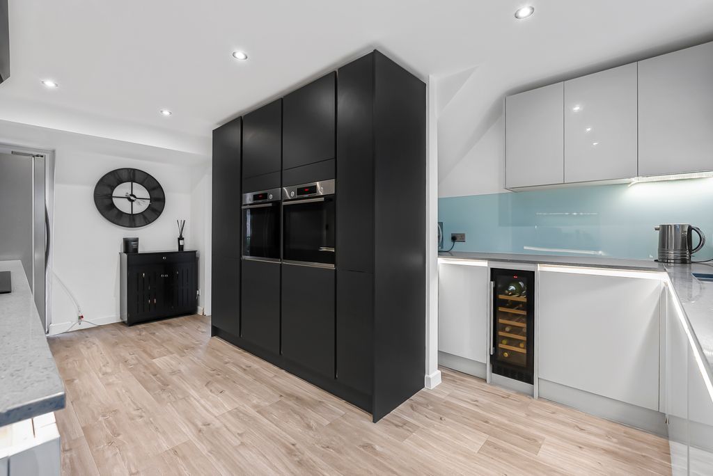 Property photo 2 of 11 Kitchen