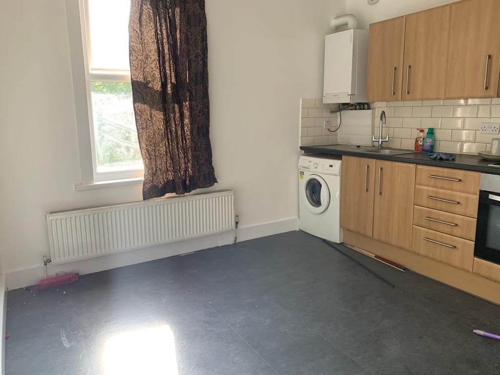 Property photo 1 of 9 Two Bedroom First Floor Flat Close To Ilford Station- 1400 Pcm