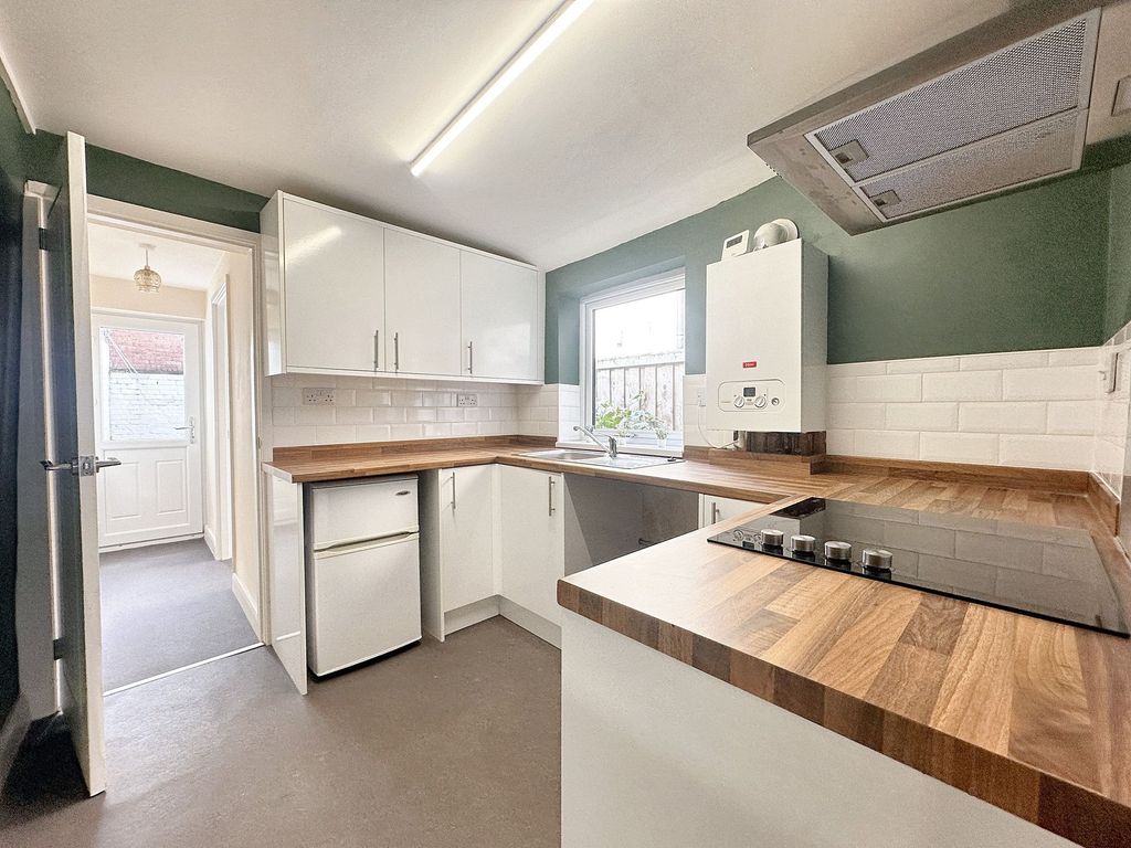 Property photo 3 of 8 Kitchen