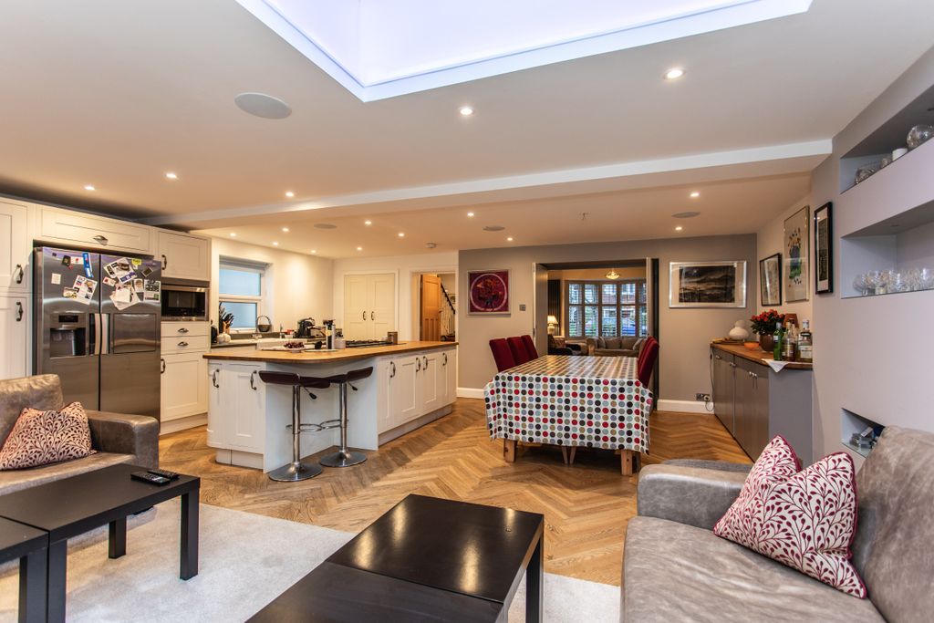 Property photo 2 of 34 70 Braemore Road37