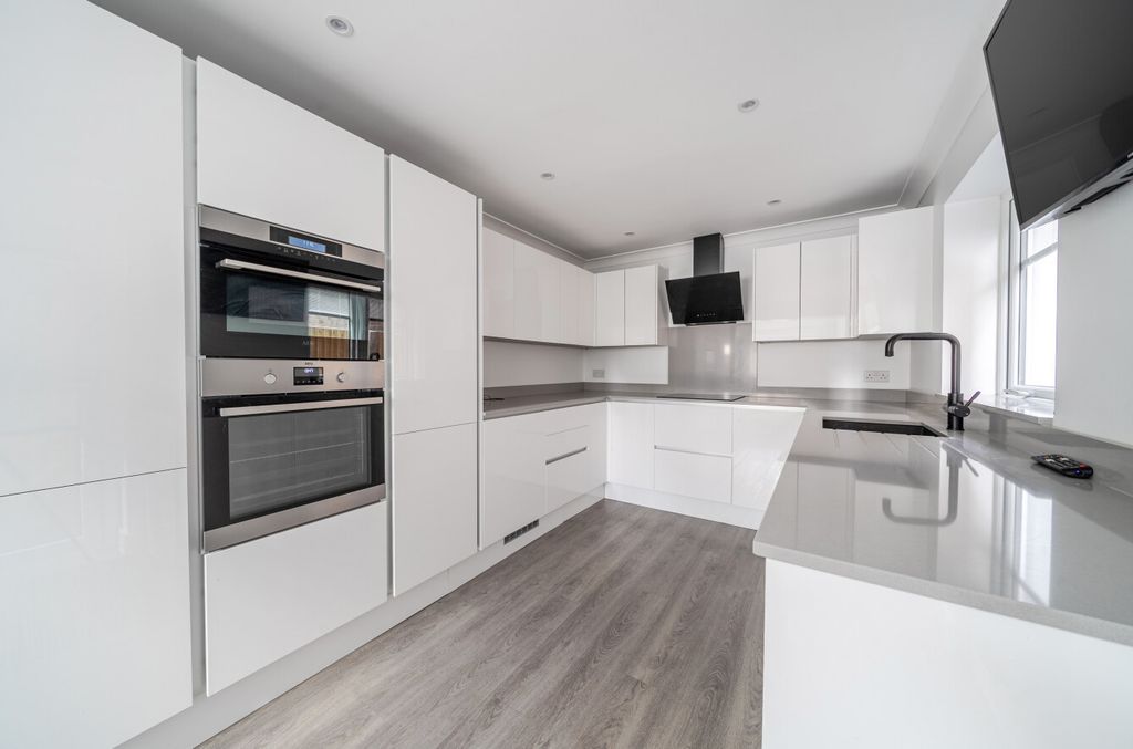 Property photo 3 of 17 1402555-9-696F6Ba...