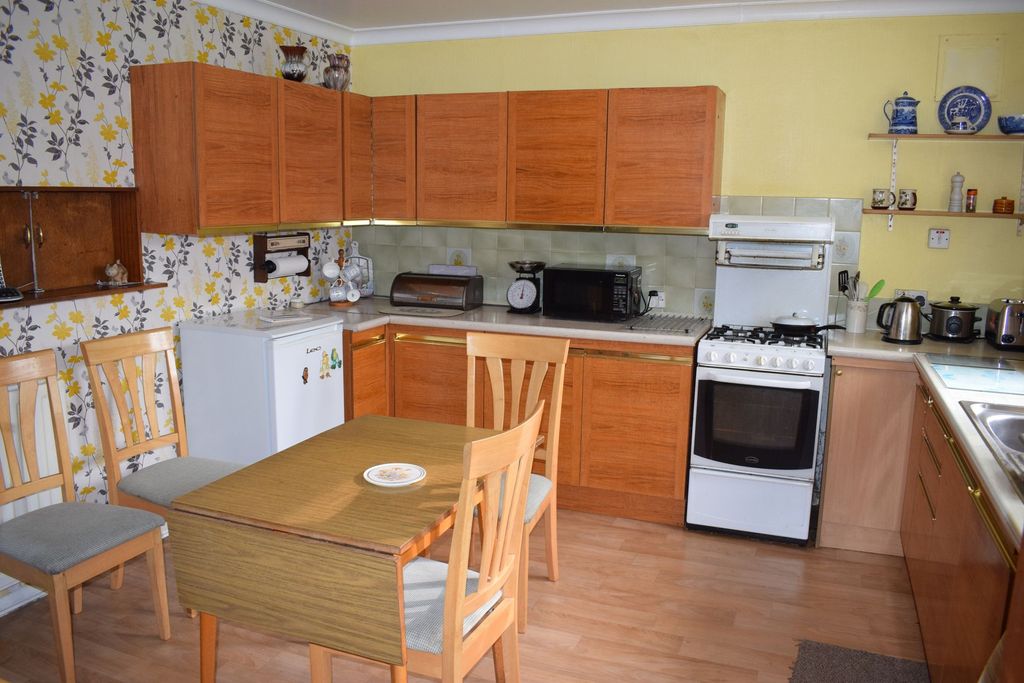 Property photo 2 of 11 Kitchen