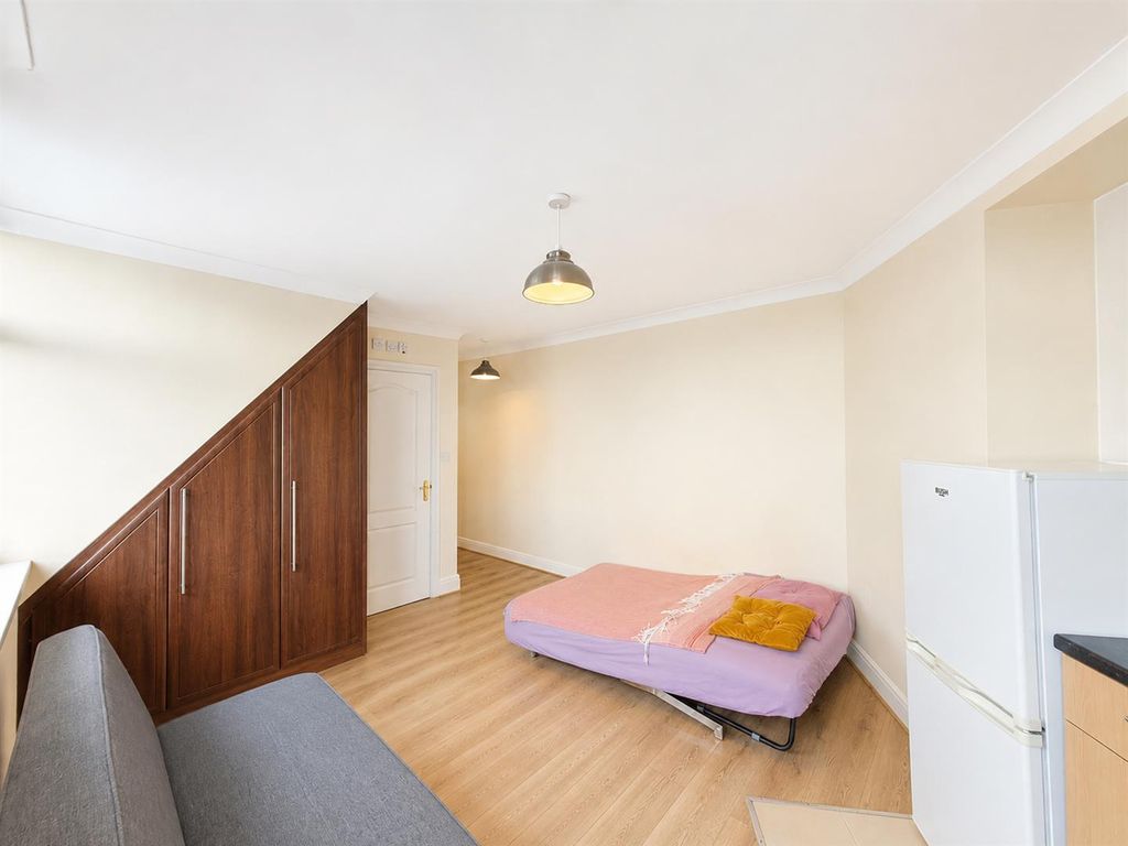 Property photo 2 of 5 Studio