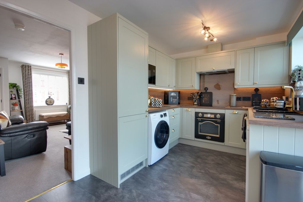 Property photo 3 of 19 1 Kit Din B