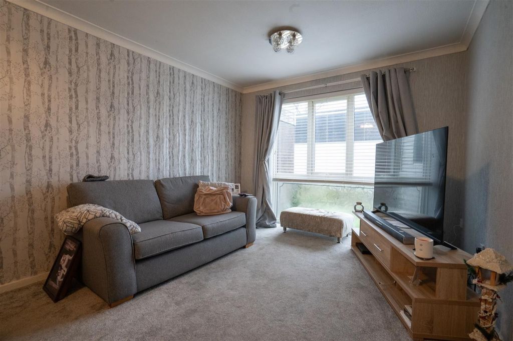 Property photo 3 of 18 Lounge