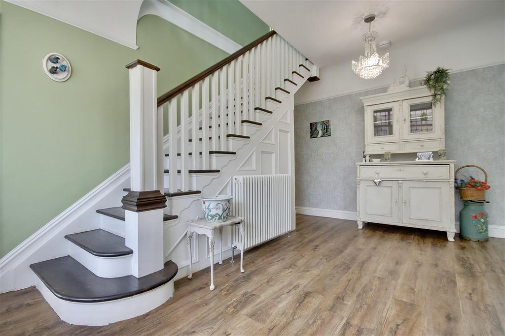 Property photo 2 of 33 Entrance Hall