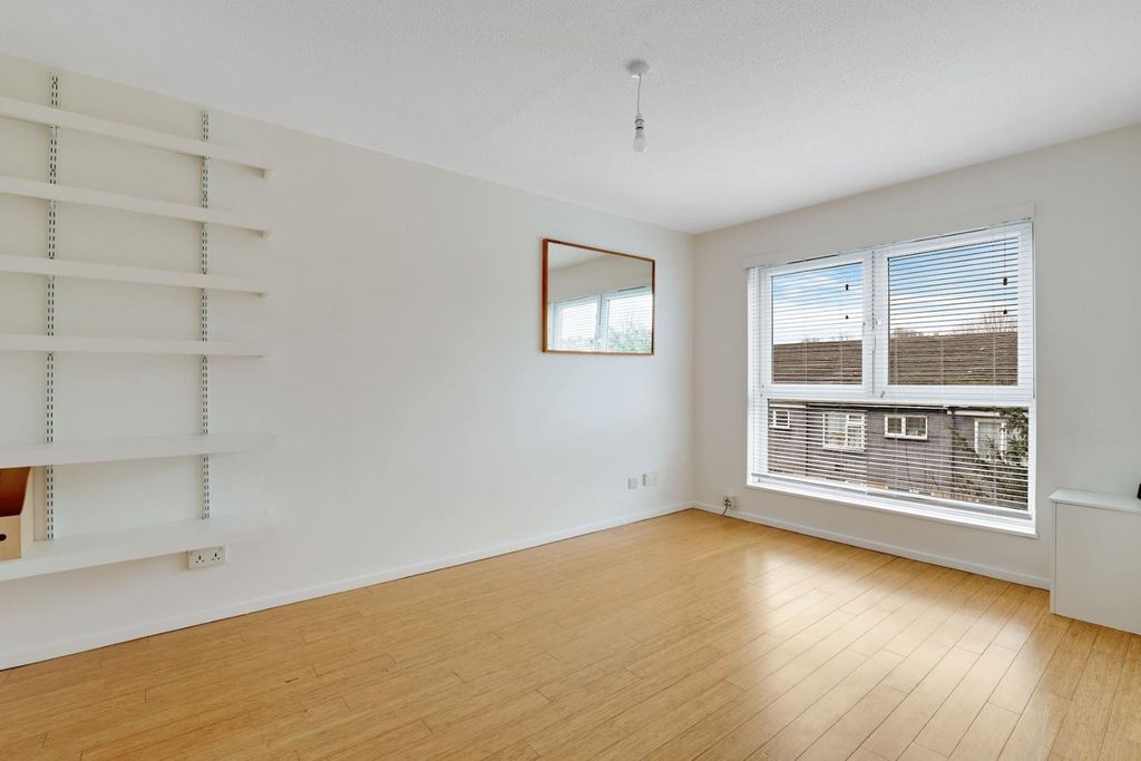 Property photo 3 of 11 06-5Ca1Jhpropworld - 11 Paxton Close - 4-Medium.Jp