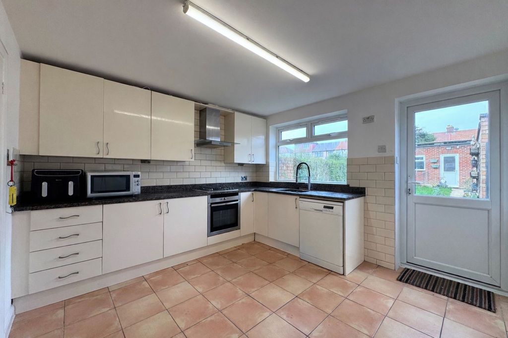 Property photo 3 of 19 Kitchen