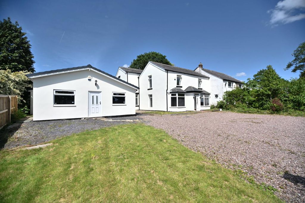 Property photo 3 of 52 24 Dicconson Lane, Westhoughton, Bolton, Lancashir