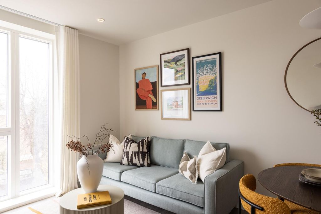 Property photo 3 of 11 Living Room