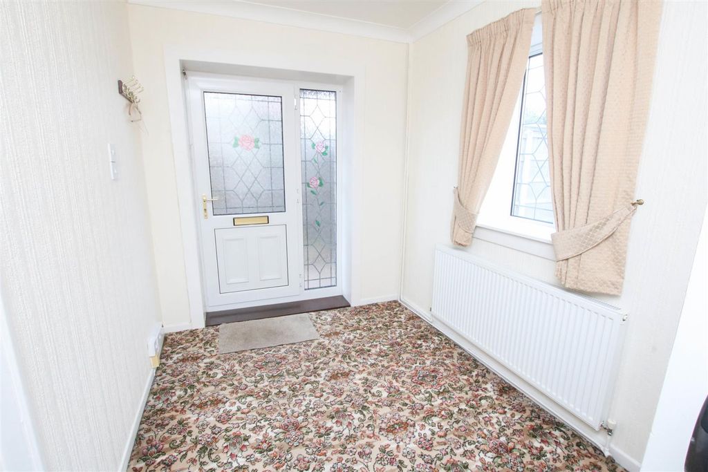 Property photo 2 of 21 Entrance Hall